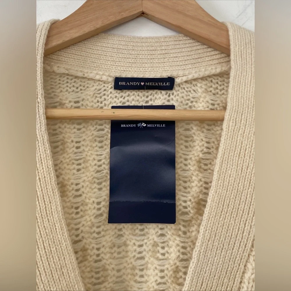 Brandy Melville LADIES’ OVERSIZE CREAM CABLE KNIT SWEATER Cardigan NEW NWT O/S - Picture 2 of 9